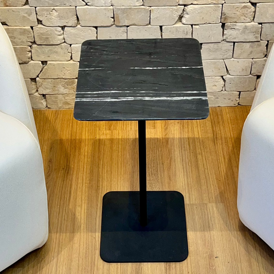 Mesa Lateral Quadratto - Mármore Nero Striatto - Base cor Preta