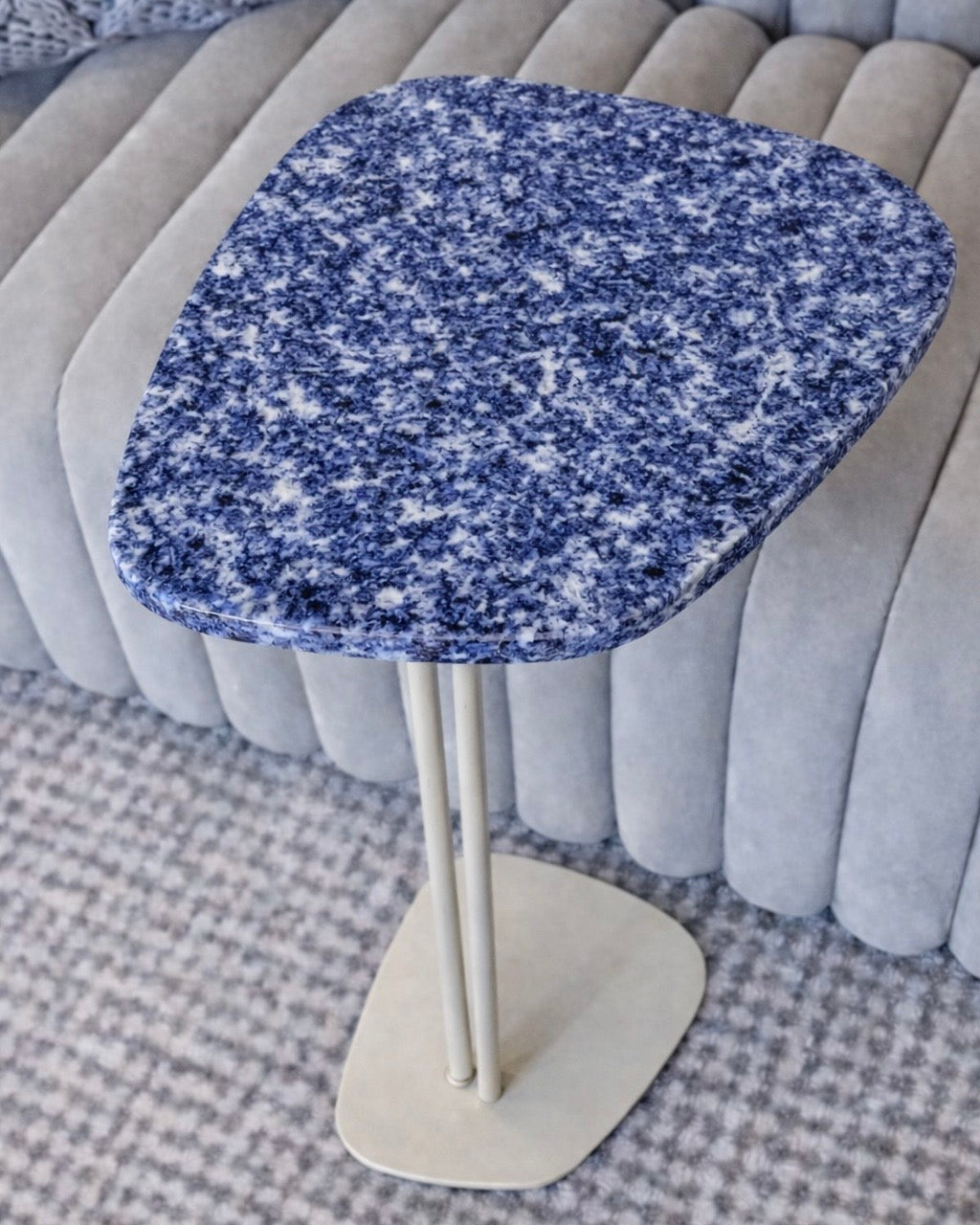 Mesa Lateral Concha - Mármore Azul Raríssimo - Base cor Branca