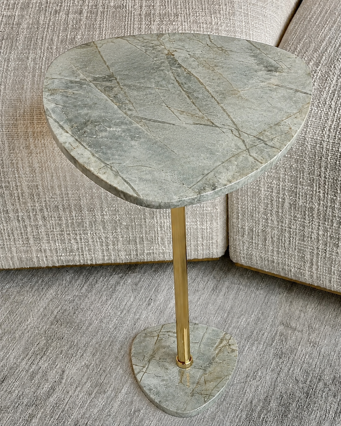 Mesa de Apoio Sangiovese - Quartzito Verde Esmeralda - Edição Especial - Haste cor Dourada - Textura Polida