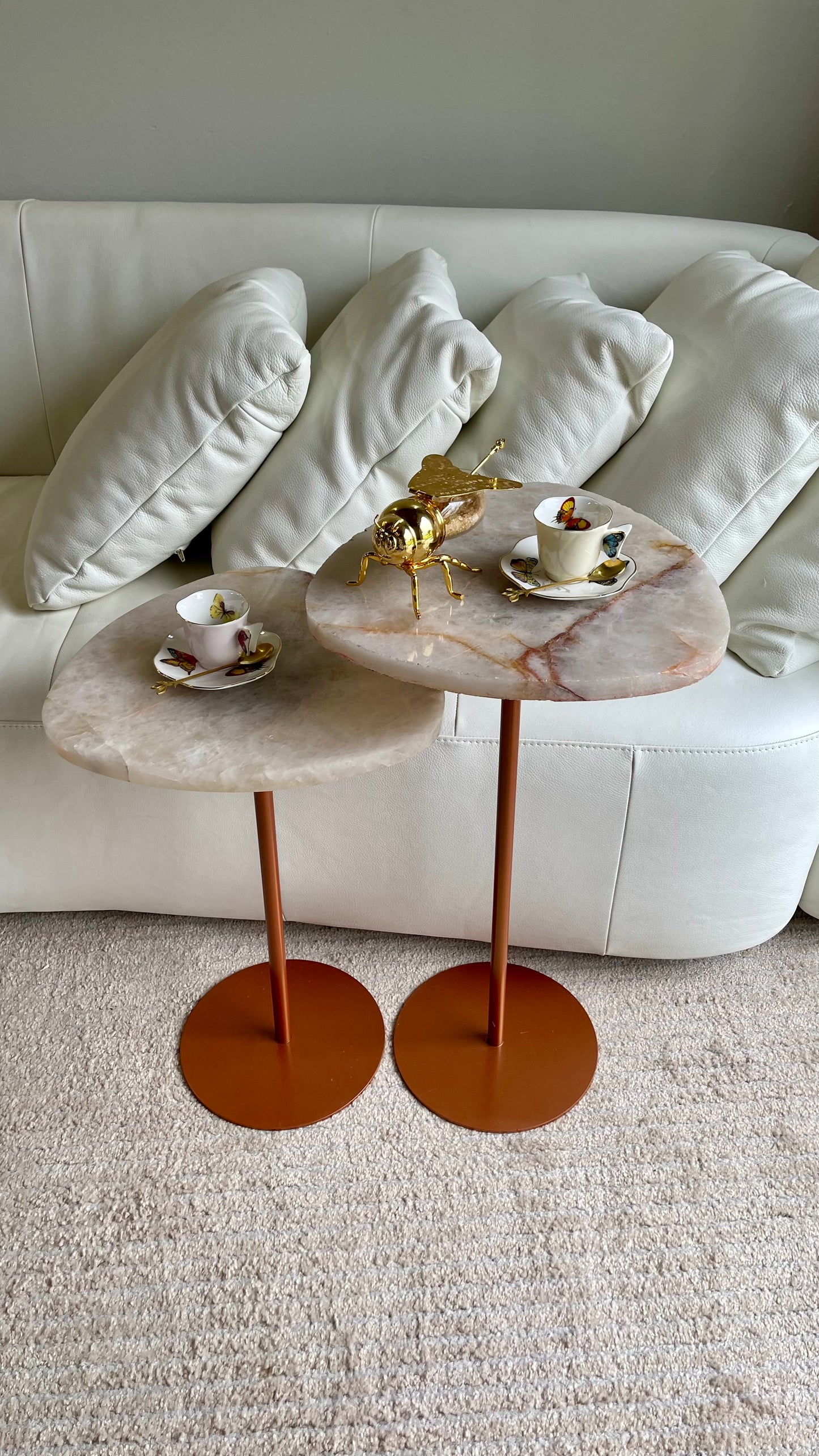 Dupla de Mesas de Apoio - Linha Essencialle
Quartzito Cristallo Rose Base cor Cobre- 2 Mesas 65 e 60 Cm