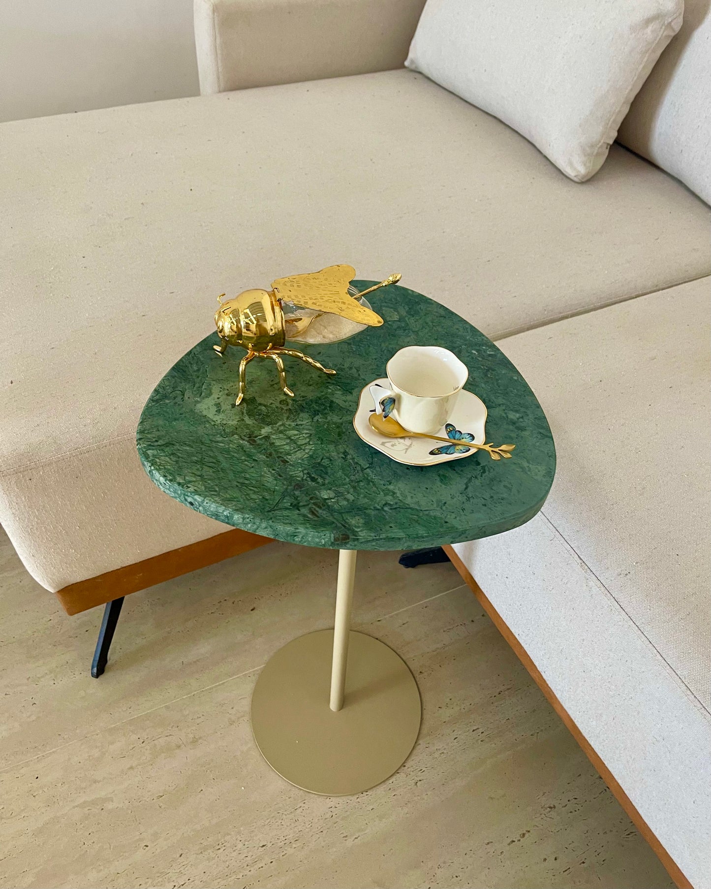 Mesa de Apoio - Linha Essencialle - Mármore Verde Guatemala- Base cor Bege Redonda