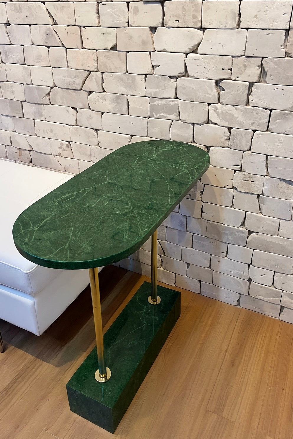 Mesa Aparador - Mármore Verde Guatemala / Haste cor Dourada