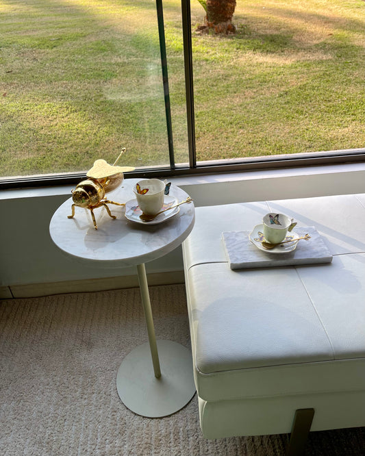 Mesa de Apoio em Mármore Travertino Calacatta + Ganhe uma Bandeja de Mármore Calacatta ou Porta Flor