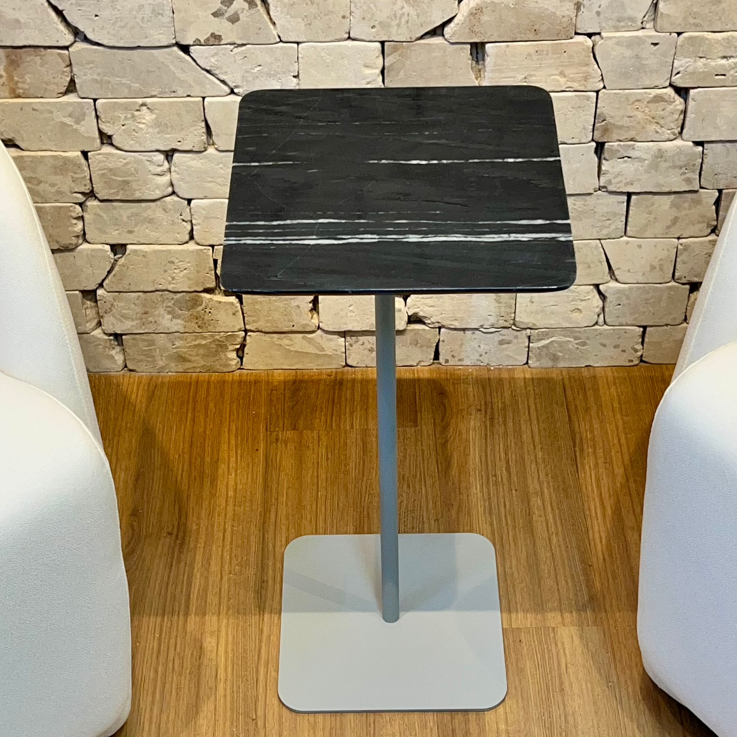 Mesa de Apoio - Quadratto - Mármore Nero Striatto - Base cor Cinza