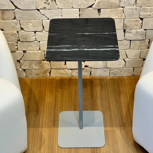 Mesa Lateral Quadratto - Mármore Nero Striatto - Base cor Cinza