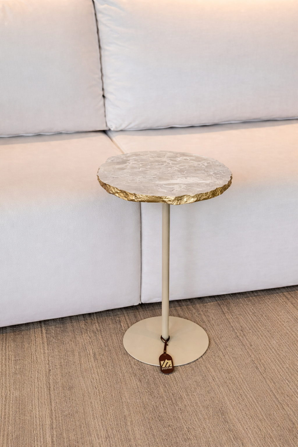 Mesa Orgânica Zera Mármore Travertino Nacional Borda Ouro Metalik Base cor Bege + Bandeja Travertino Romano