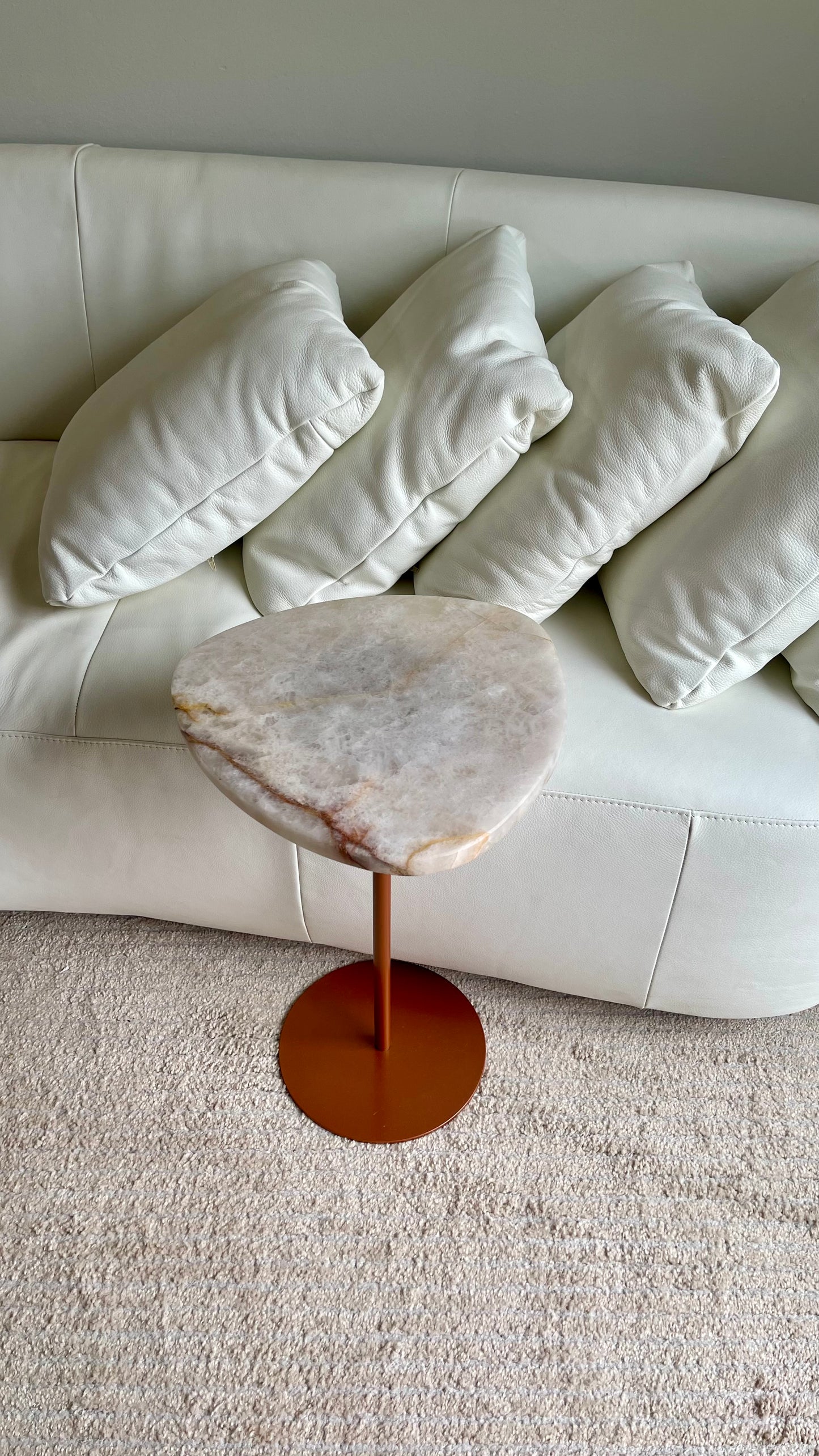 Mesa de Apoio - Linha Essencialle - Quartzito Cristallo Rose - Base cor Cobre Redonda