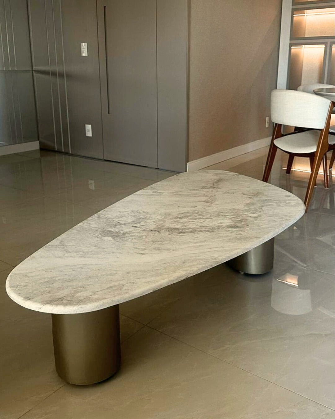 Mesa de Centro Wine - Mármore Calacatta Legítimo - Pés Cilíndricos Dourado Fosco
