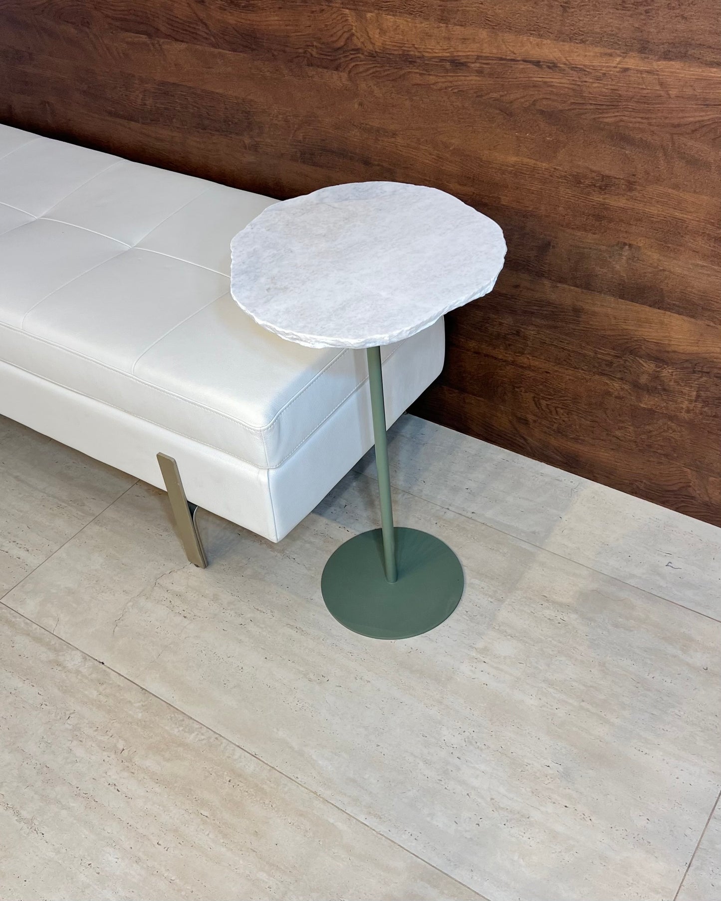 Mesa Lateral - Orgânica Mármore Calacatta - Base cor Verde