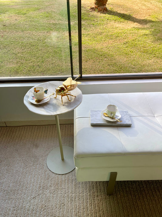 Mesa de Apoio em Mármore Calacatta Escavada + Ganhe uma Bandeja de Mármore Calacatta ou Porta Flor