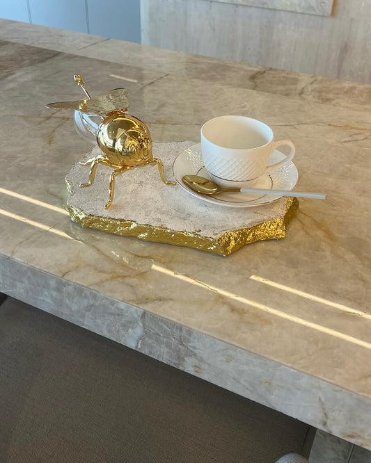 Platter - Mármore Travertino Nacional- Textura Levigado (Natural) com folha de ouro na borda - 25 Cm de diâmetro!