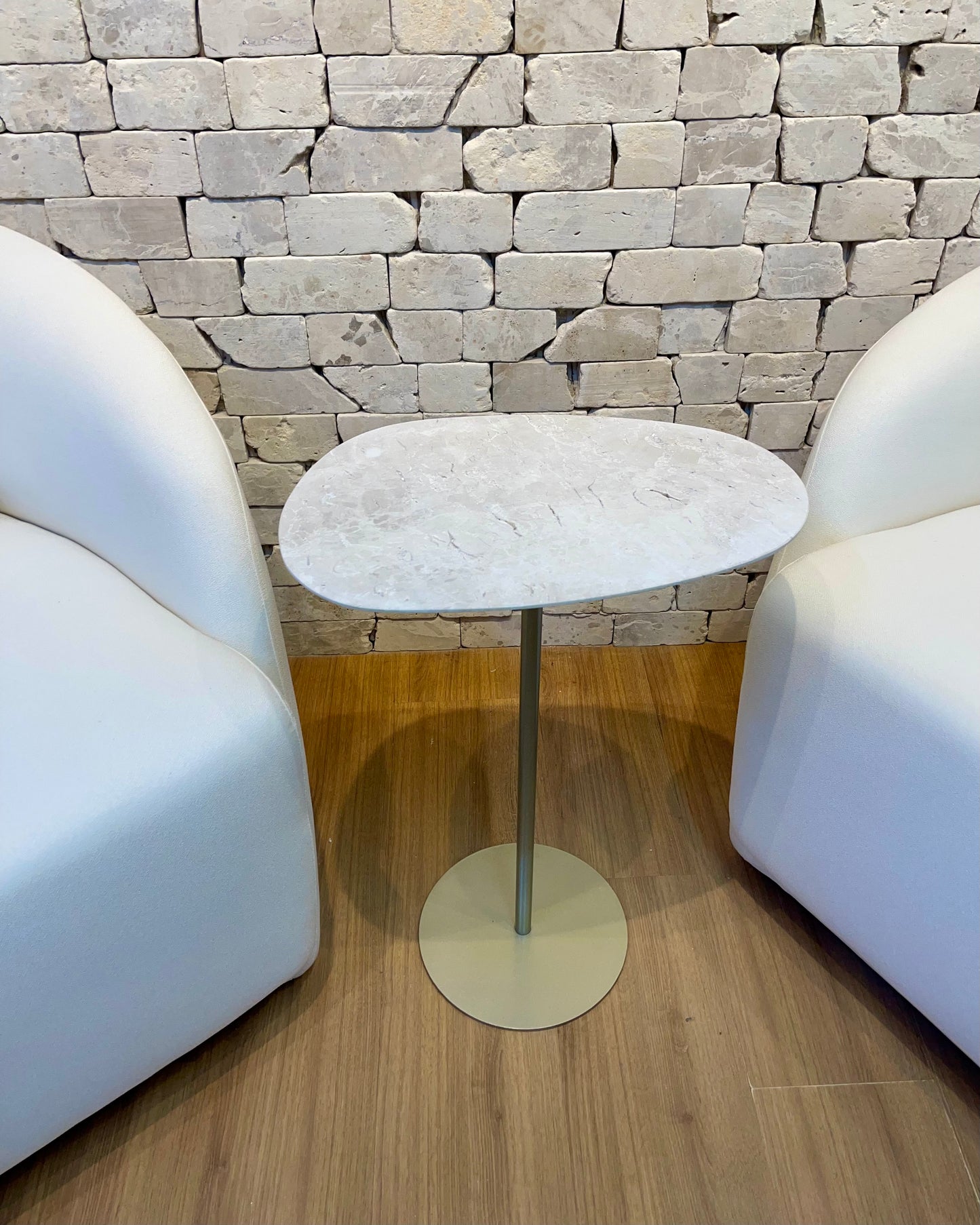 Mesa de Apoio - Linha Tulipa - Mármore Travertino White Cream Sarinen - Base Cor Champanhe