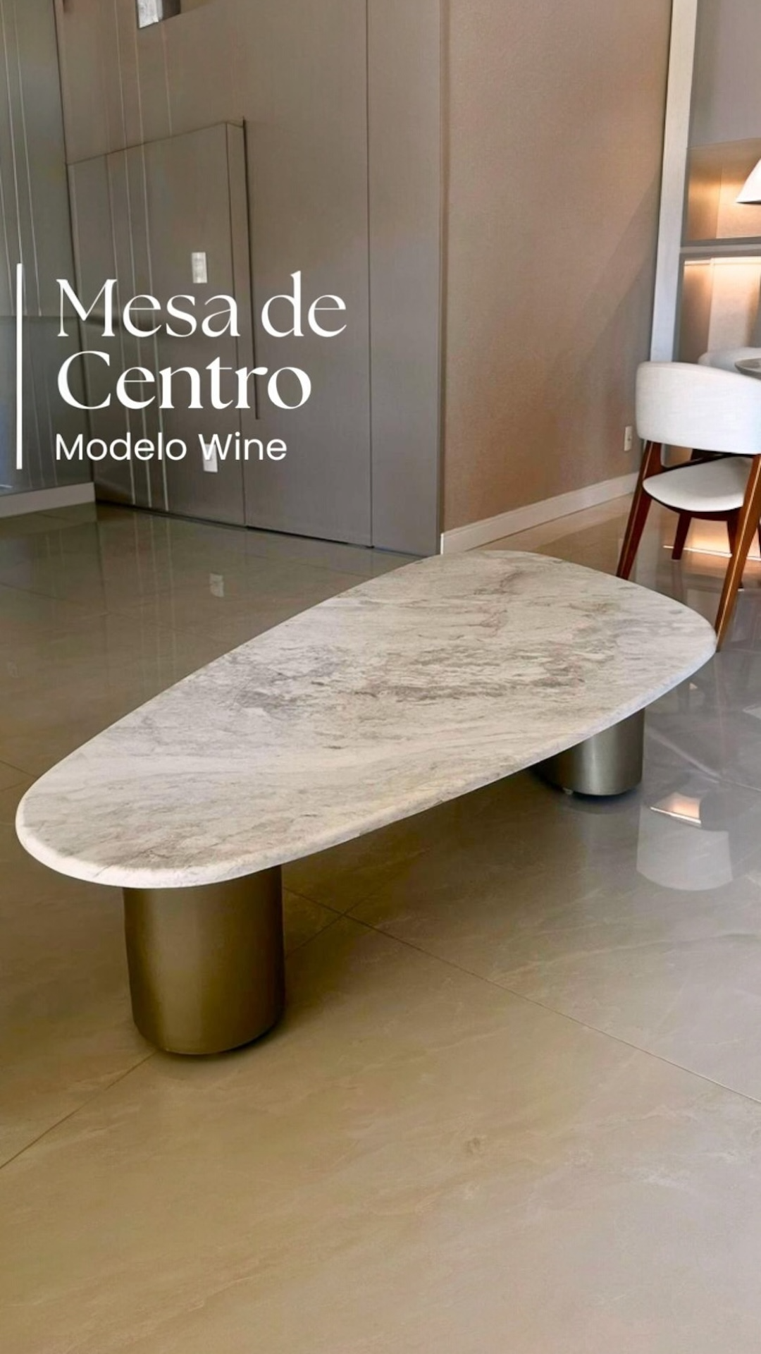 Mesa de Centro Wine - Mármore Calacatta Legítimo - Pés Cilíndricos Dourado Fosco
