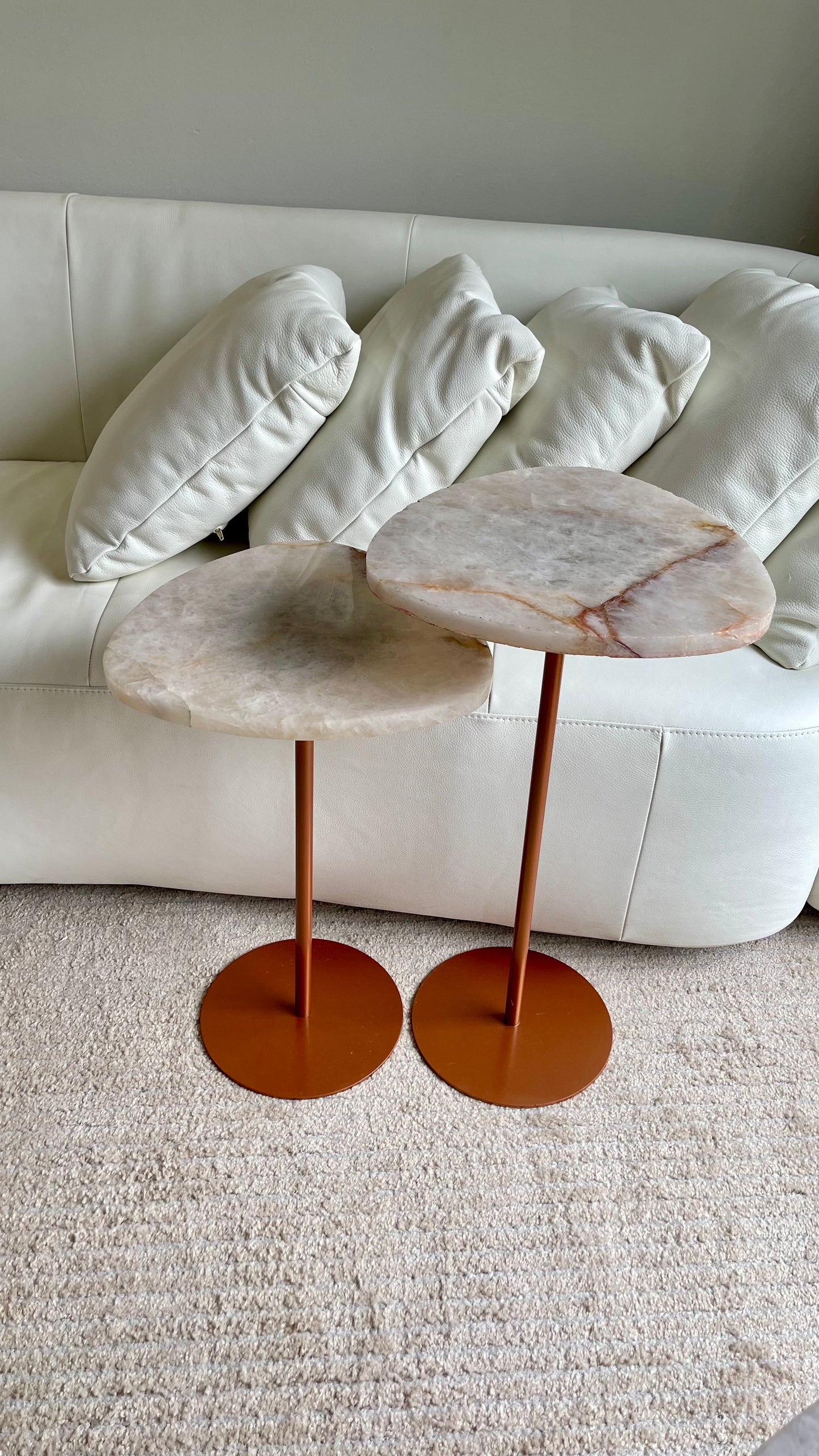 Dupla de Mesas de Apoio - Linha Essencialle
Quartzito Cristallo Rose Base cor Cobre- 2 Mesas 65 e 60 Cm