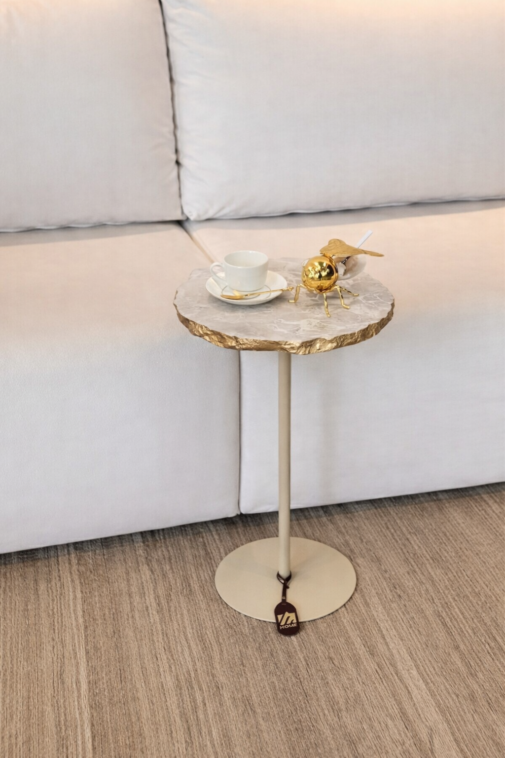 Mesa Orgânica Zera Mármore Travertino Nacional Borda Ouro Metalik Base cor Bege + Bandeja Travertino Romano