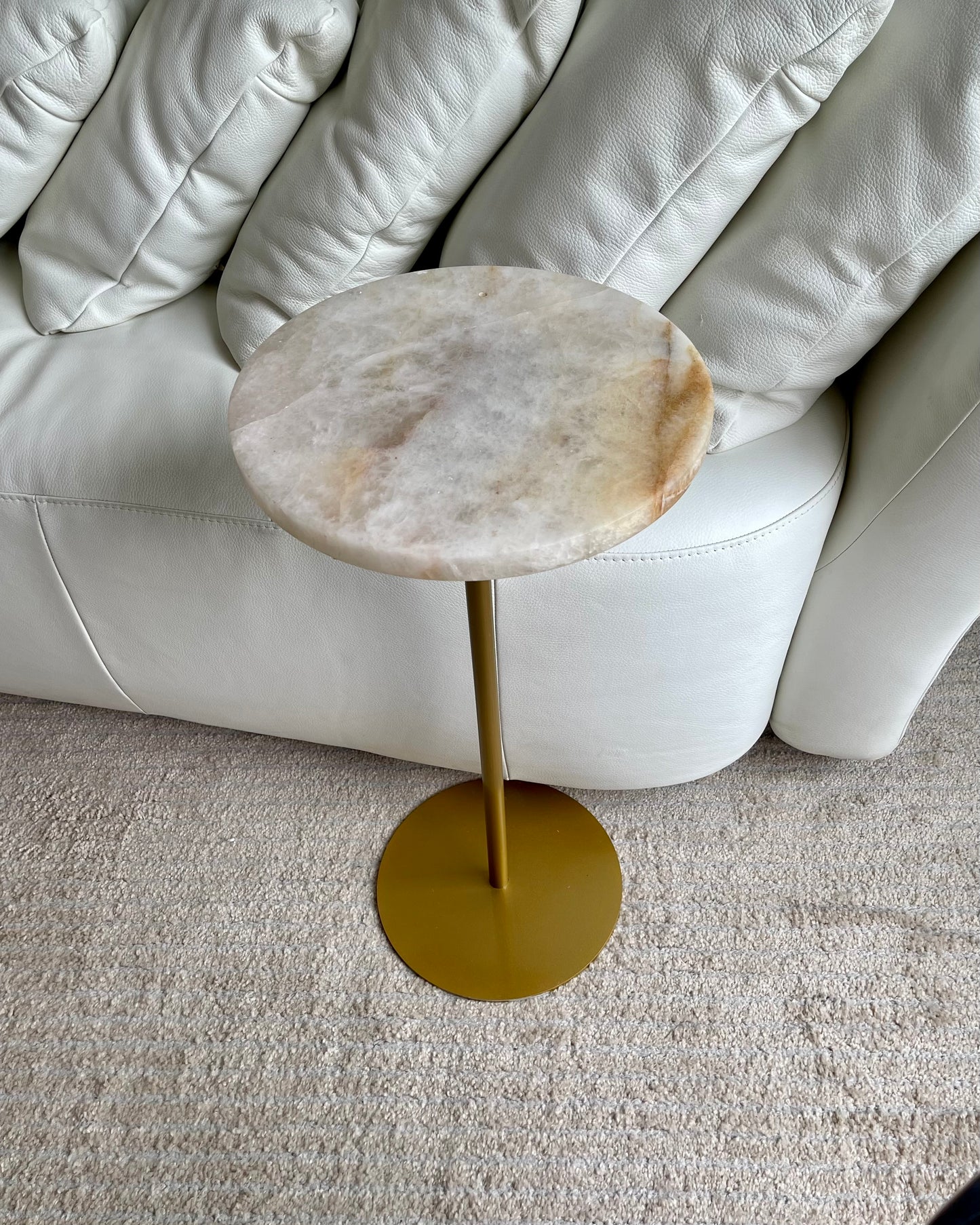 Linha Zera - Mesa de Apoio -  Quartzito Cristallo Gold / Base cor Dourada