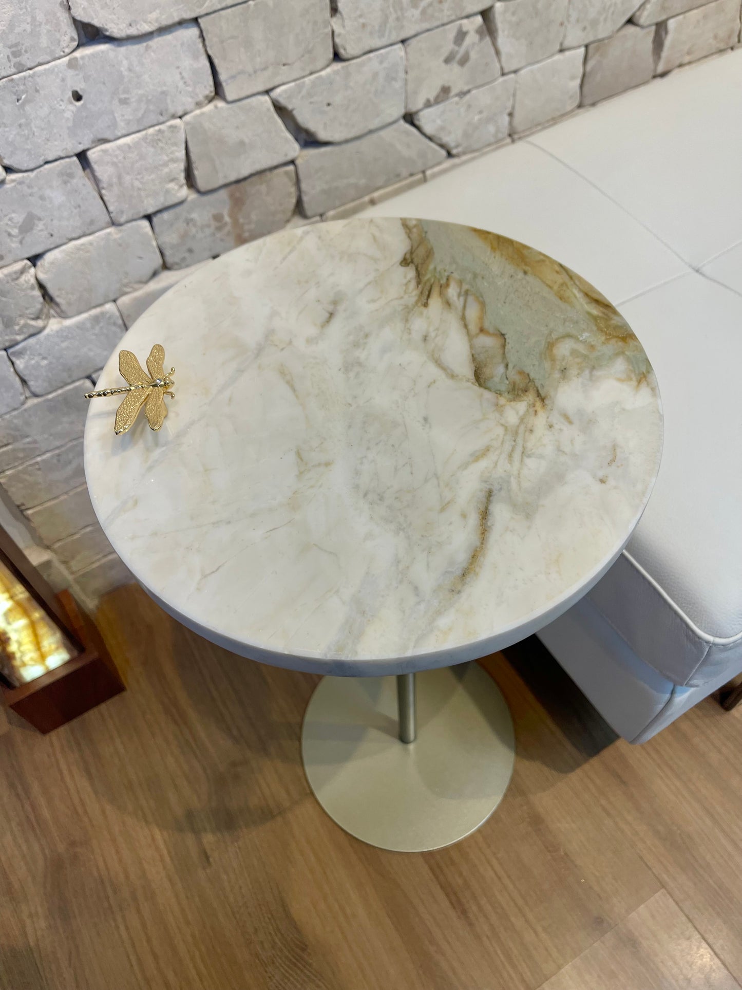 Mesa Lateral - Mármore Macchia Oro - Linha Zera com Libélula - Base cor Champanhe