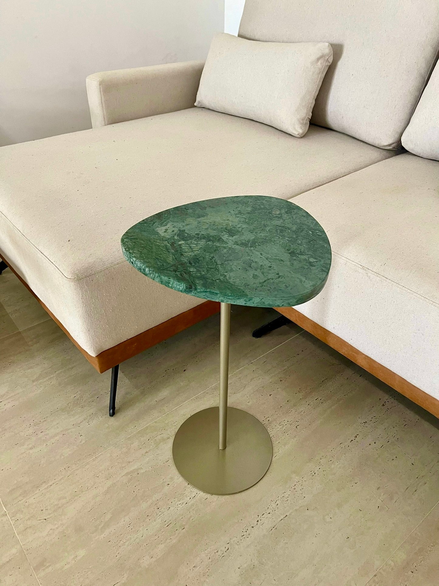 Mesa de Apoio - Linha Essencialle - Mármore Verde Guatemala- Base cor Champanhe Redonda