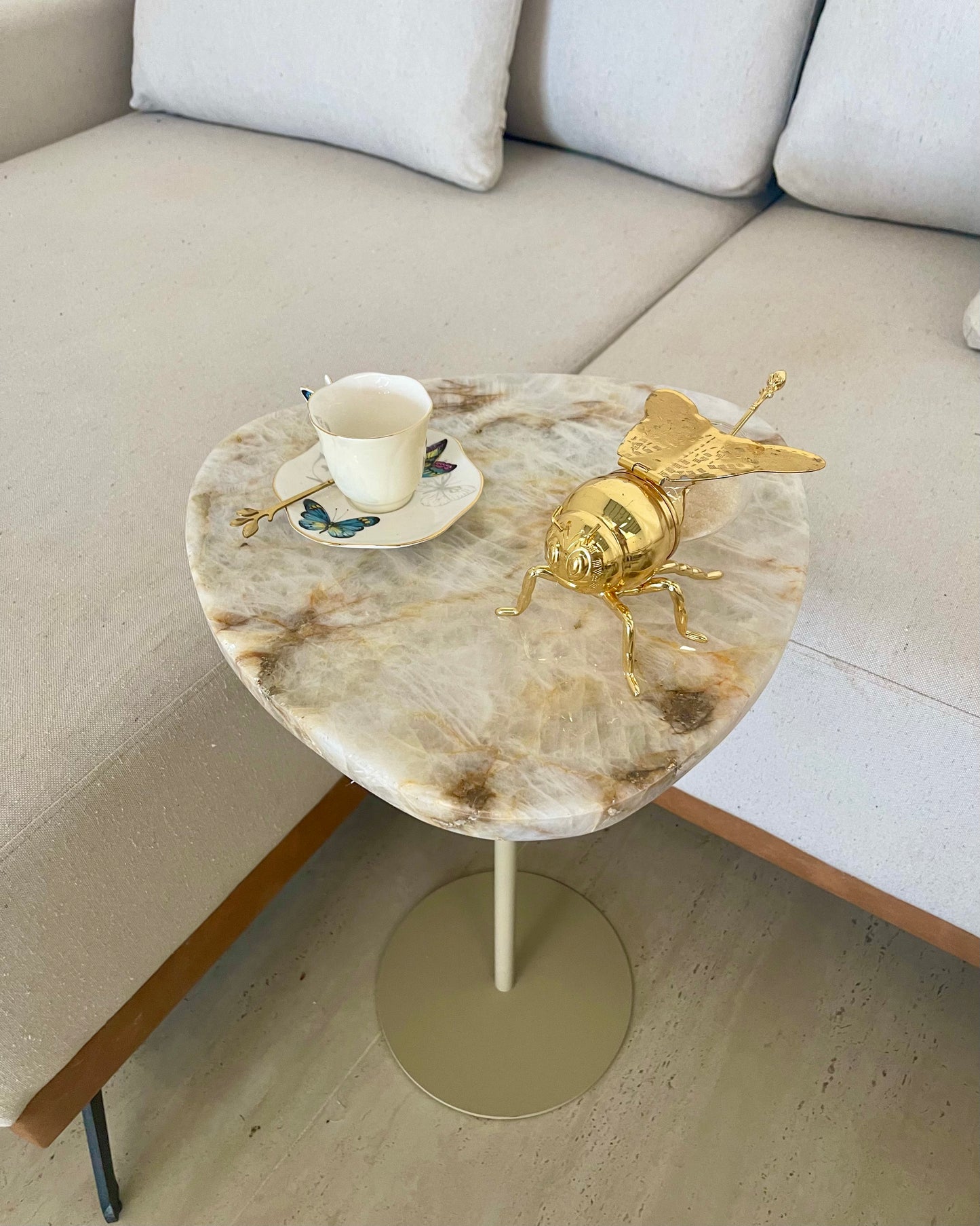 Mesa de Apoio - Linha Essencialle - Quartzito Cristallo Gold- Base cor Bege Redonda