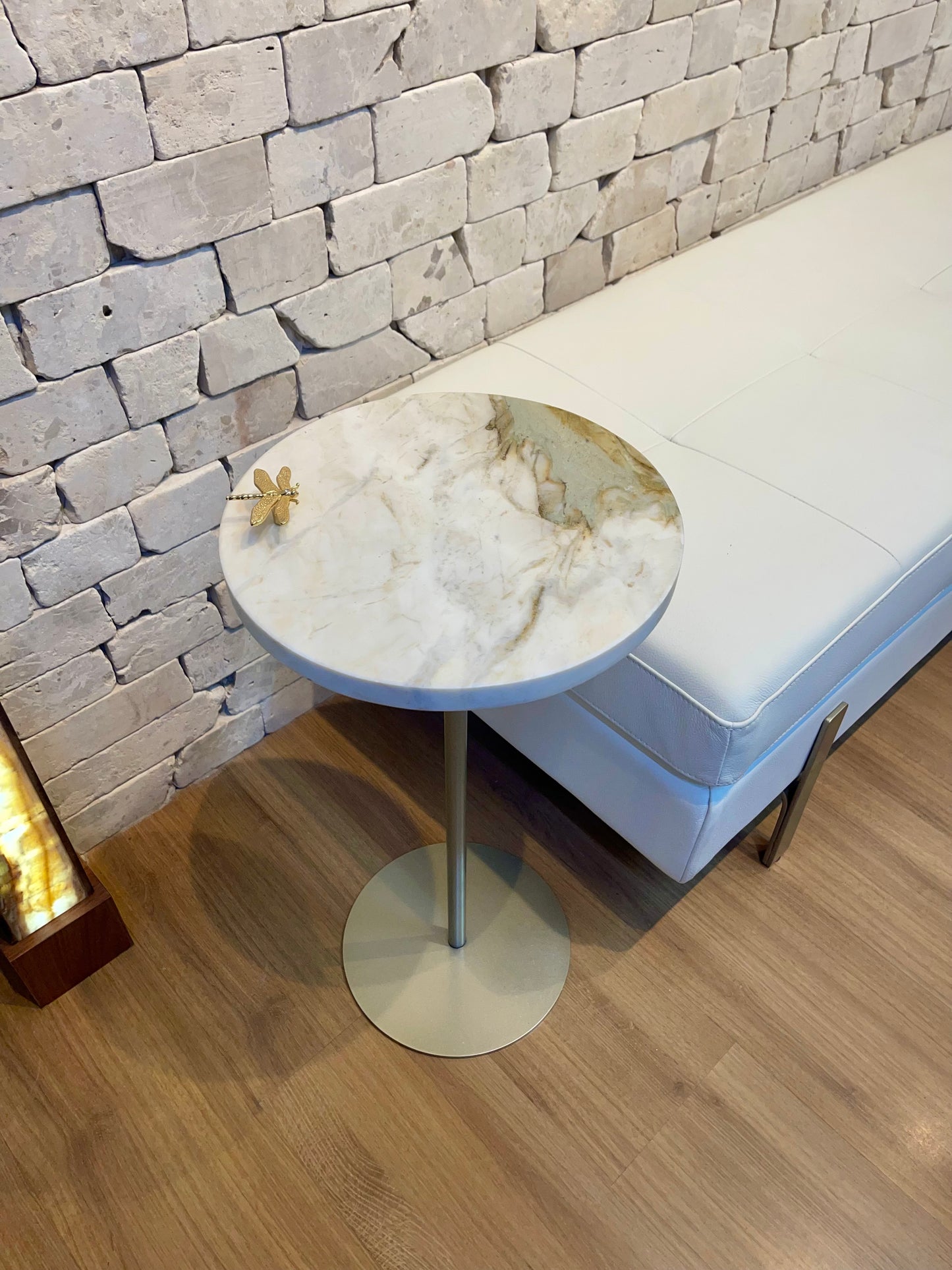 Mesa Lateral - Mármore Macchia Oro - Linha Zera com Libélula - Base cor Champanhe