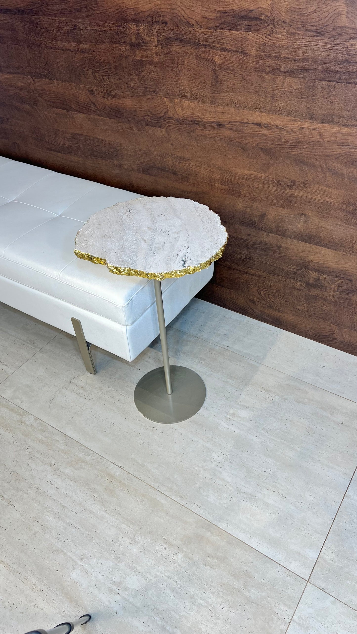 Mesa Lateral - Mármore Travertino Romano Legítimo - Borda de Folha de ouro Orgânica - Base cor Champanhe