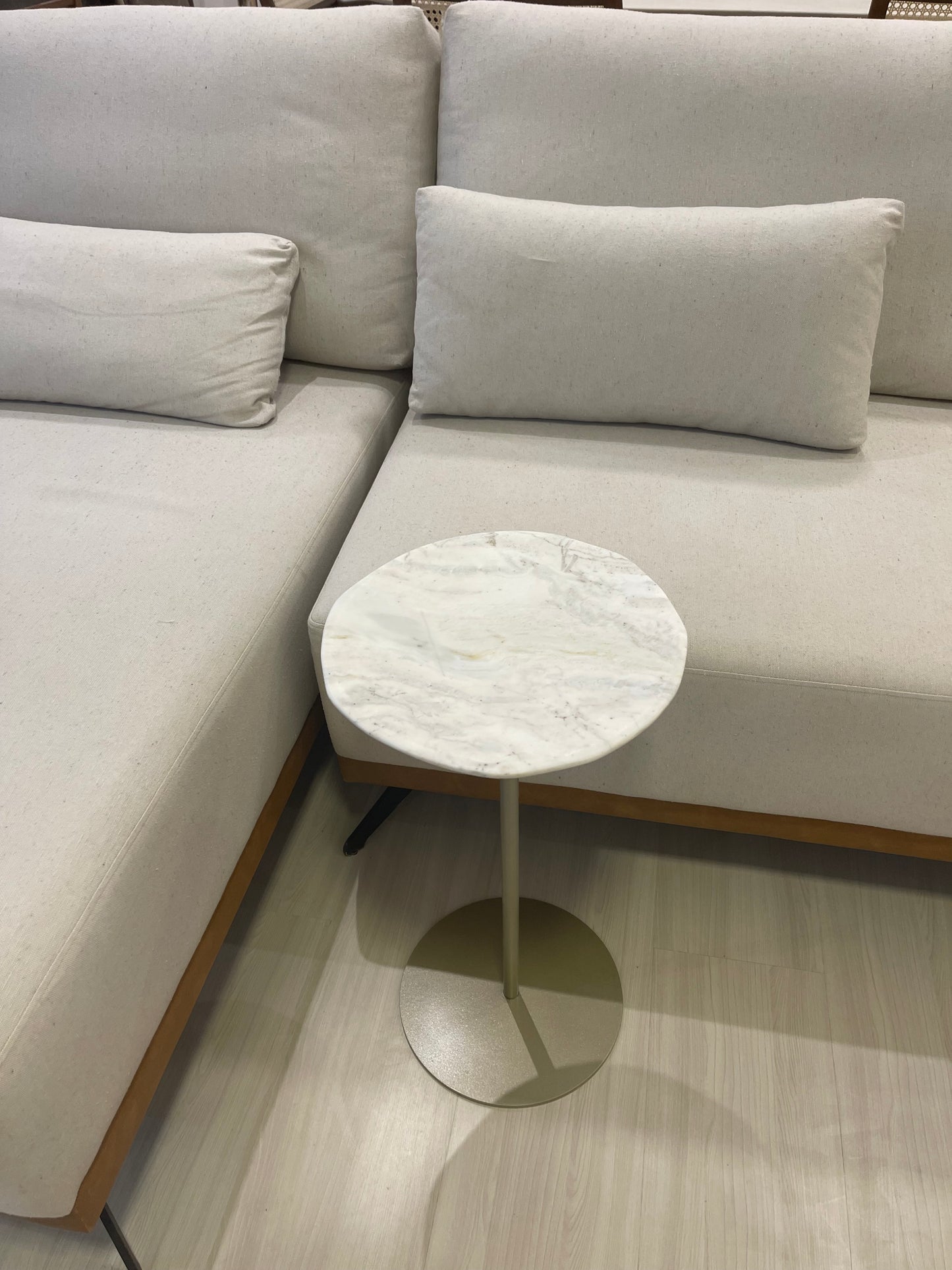 Mesa de Apoio em Mármore Calacatta Escavada