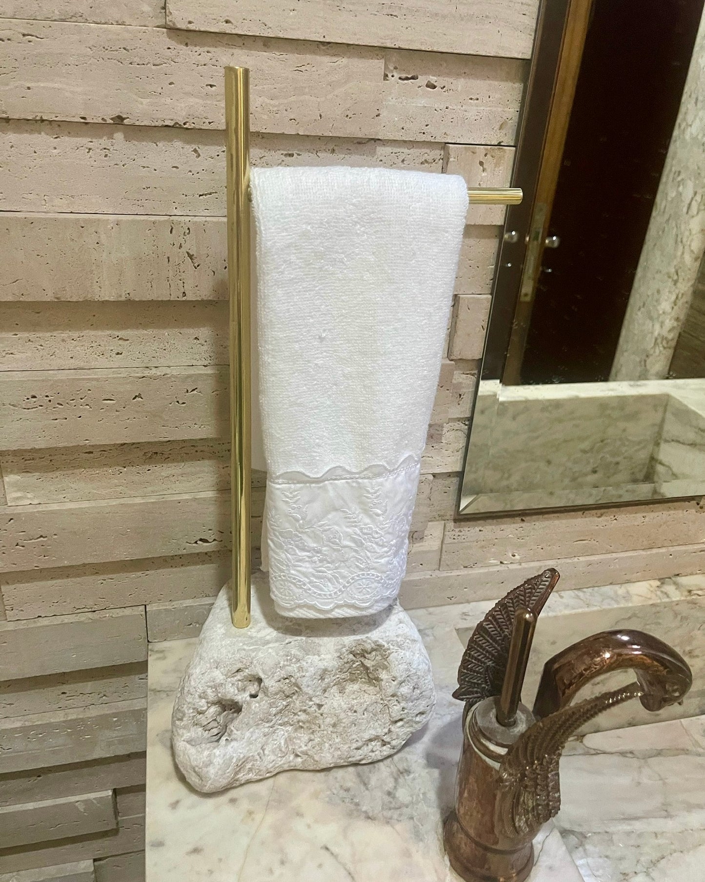 Toalheiro Linha Pietra - Mármore Travertino Romano Bruto