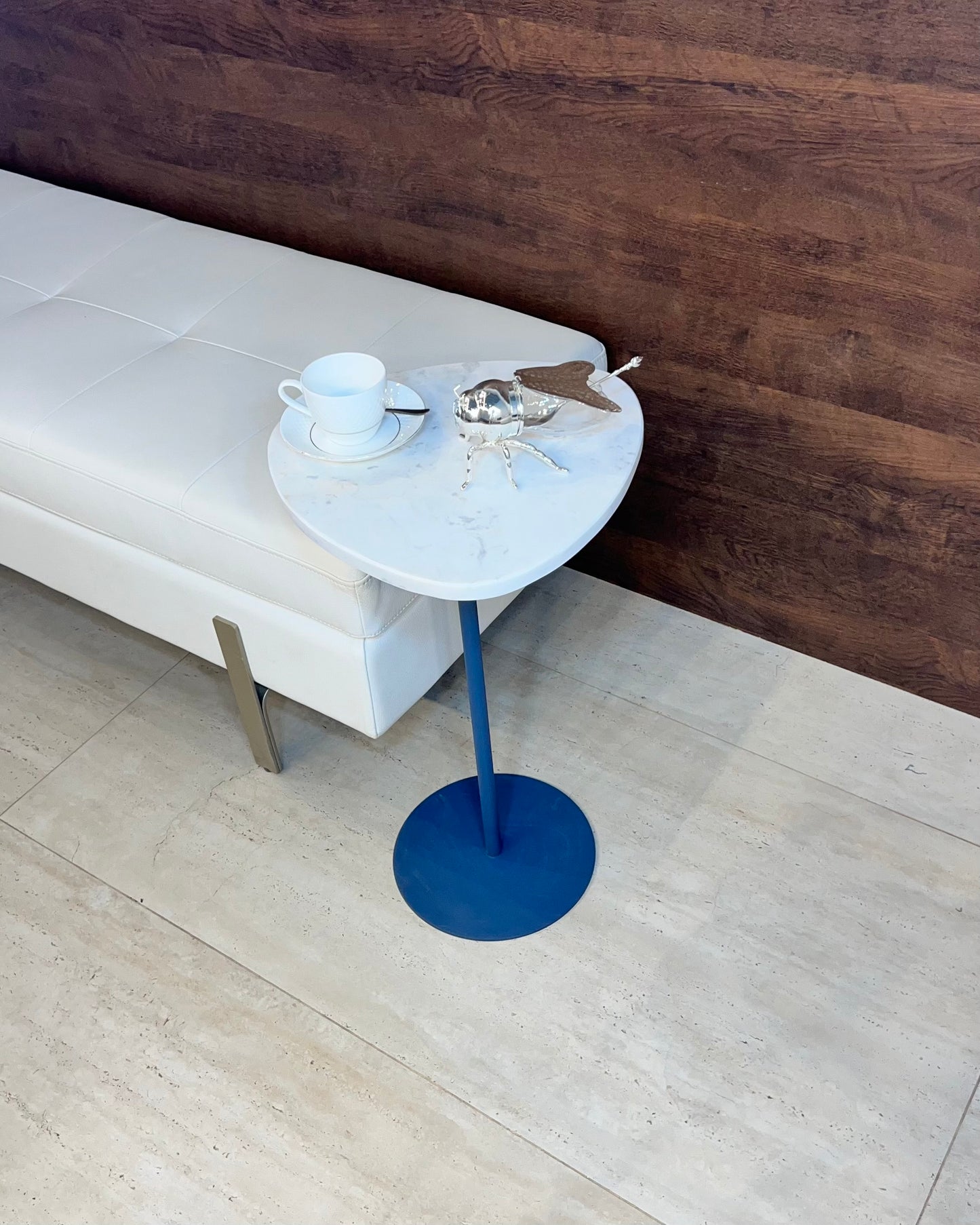 Mesa Lateral - Mármore Calacatta / Base cor Azul / 60 Cm de Altura - Peça Única