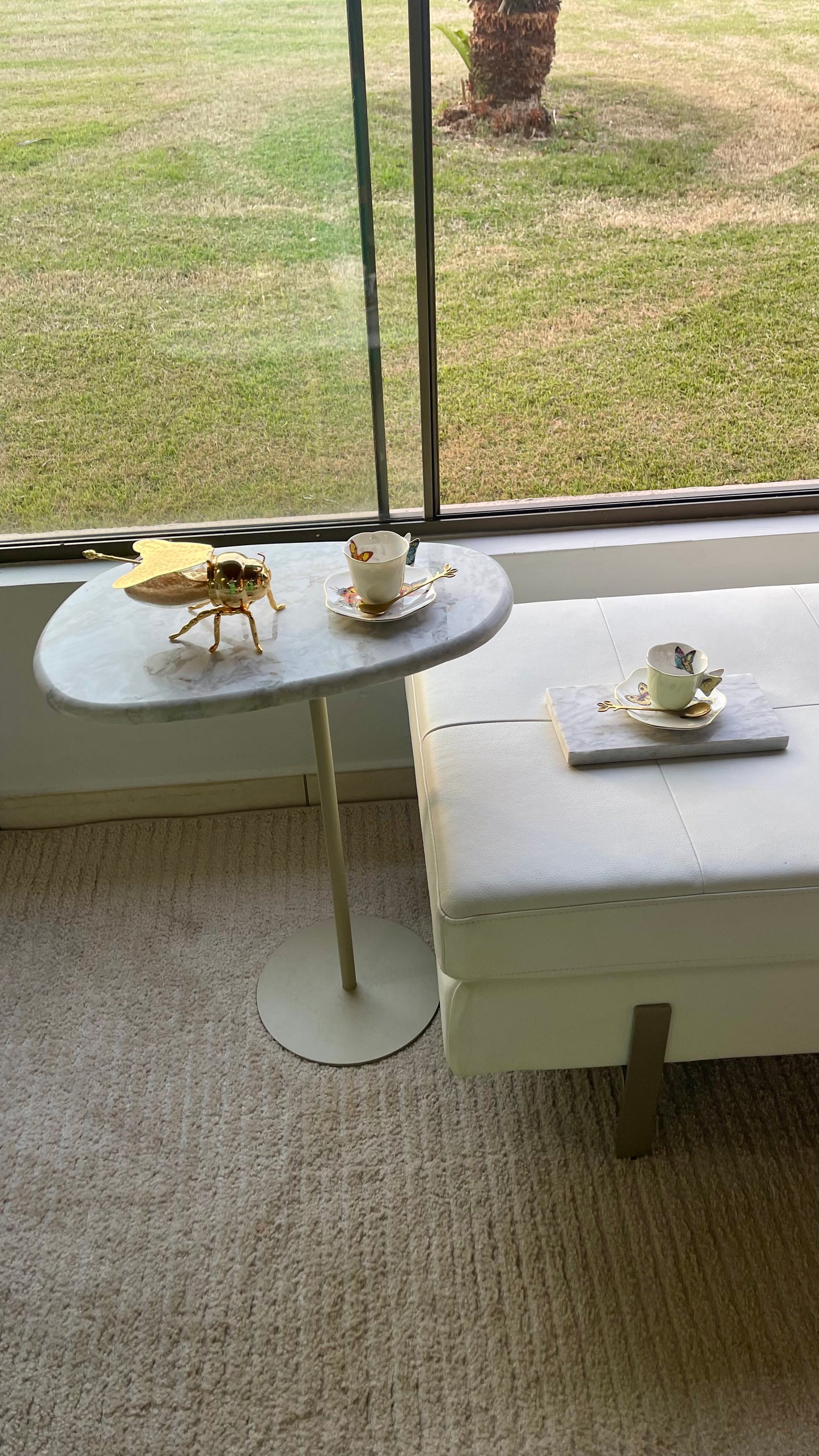 Mesa de Apoio Tulipa Mármore Calacatta Borda meia Boleada + Ganhe uma Bandeja de Calacatta