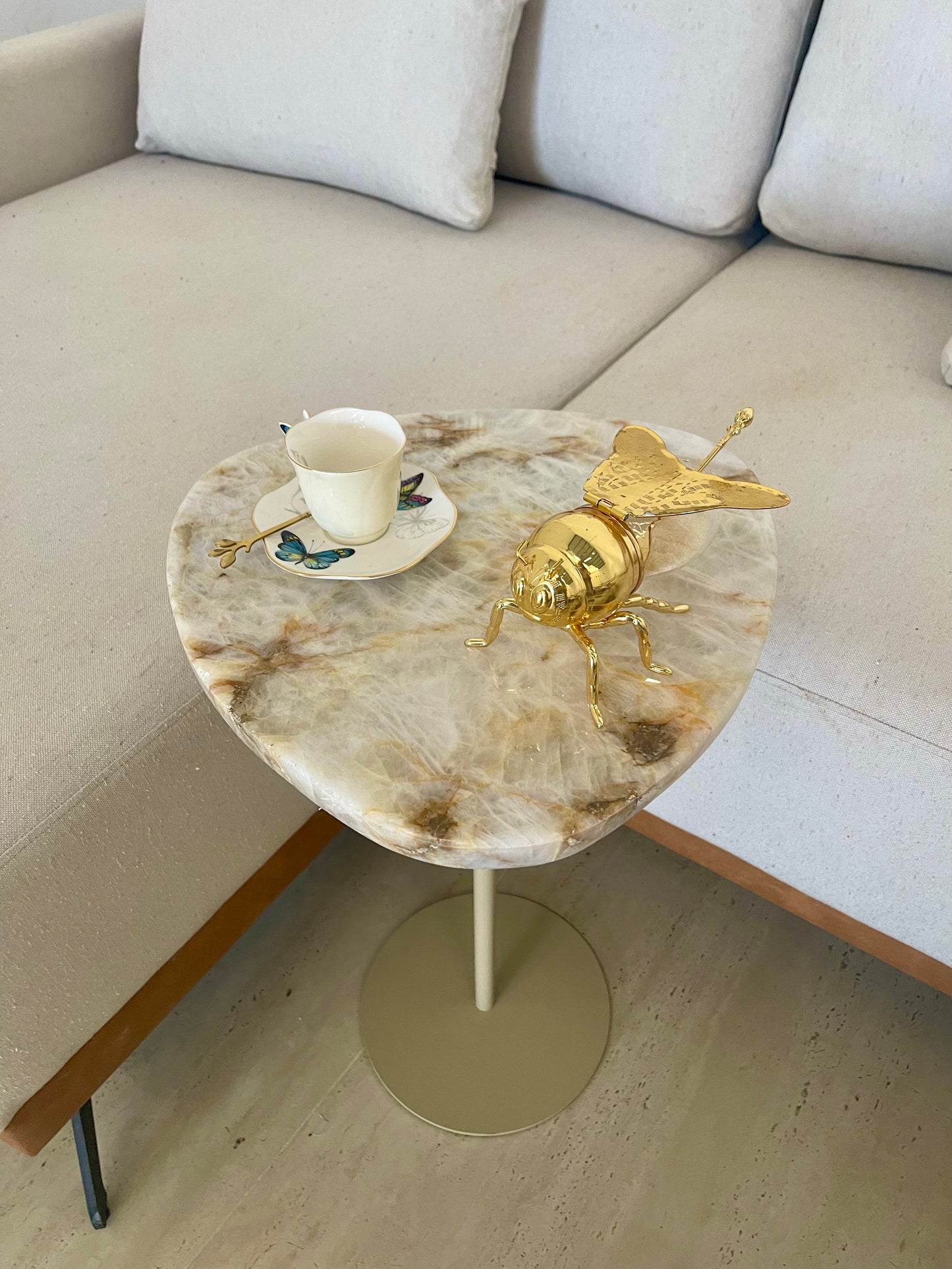 Mesa de Apoio - Linha Essencialle - Quartzito Cristallo Gold- Base cor Bege Redonda