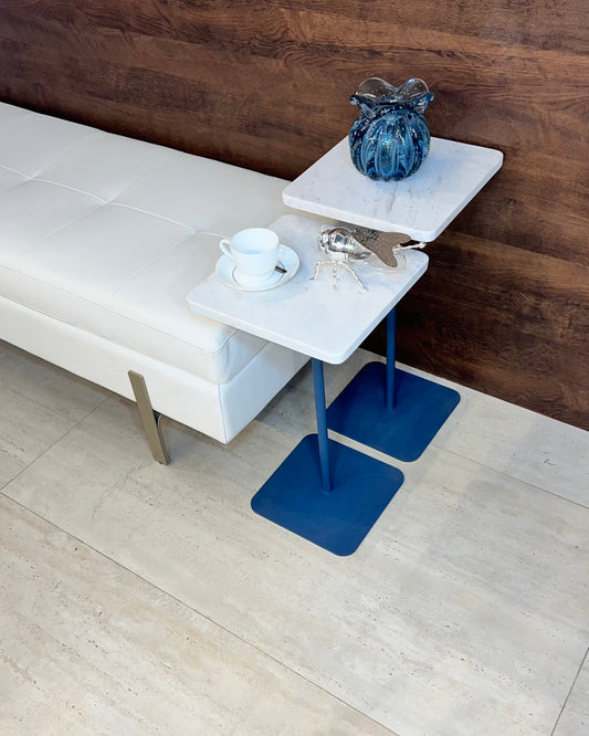 Mesas Laterais Dupla - Mármore Calacatta / Base cor Azul / 55 e 60 Cm de Altura/ Peças Únicas