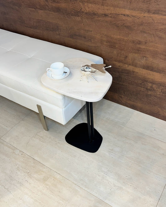 Mesa Lateral - Linha Concha - Mármore Calacatta/ Base cor Preta