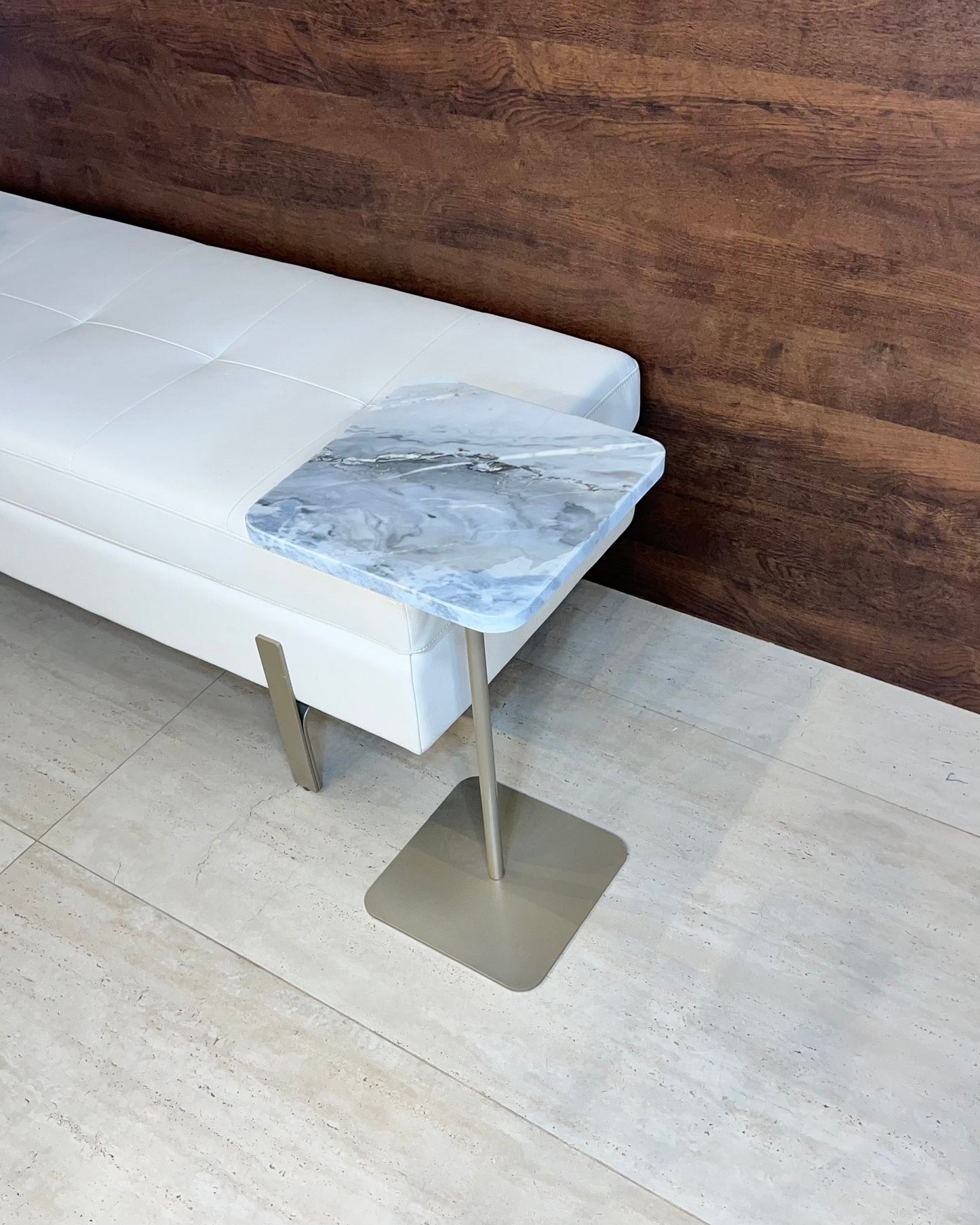 Mesa de Apoio - Mármore Grigio Vulcano - Quadrada / Base cor Champanhe