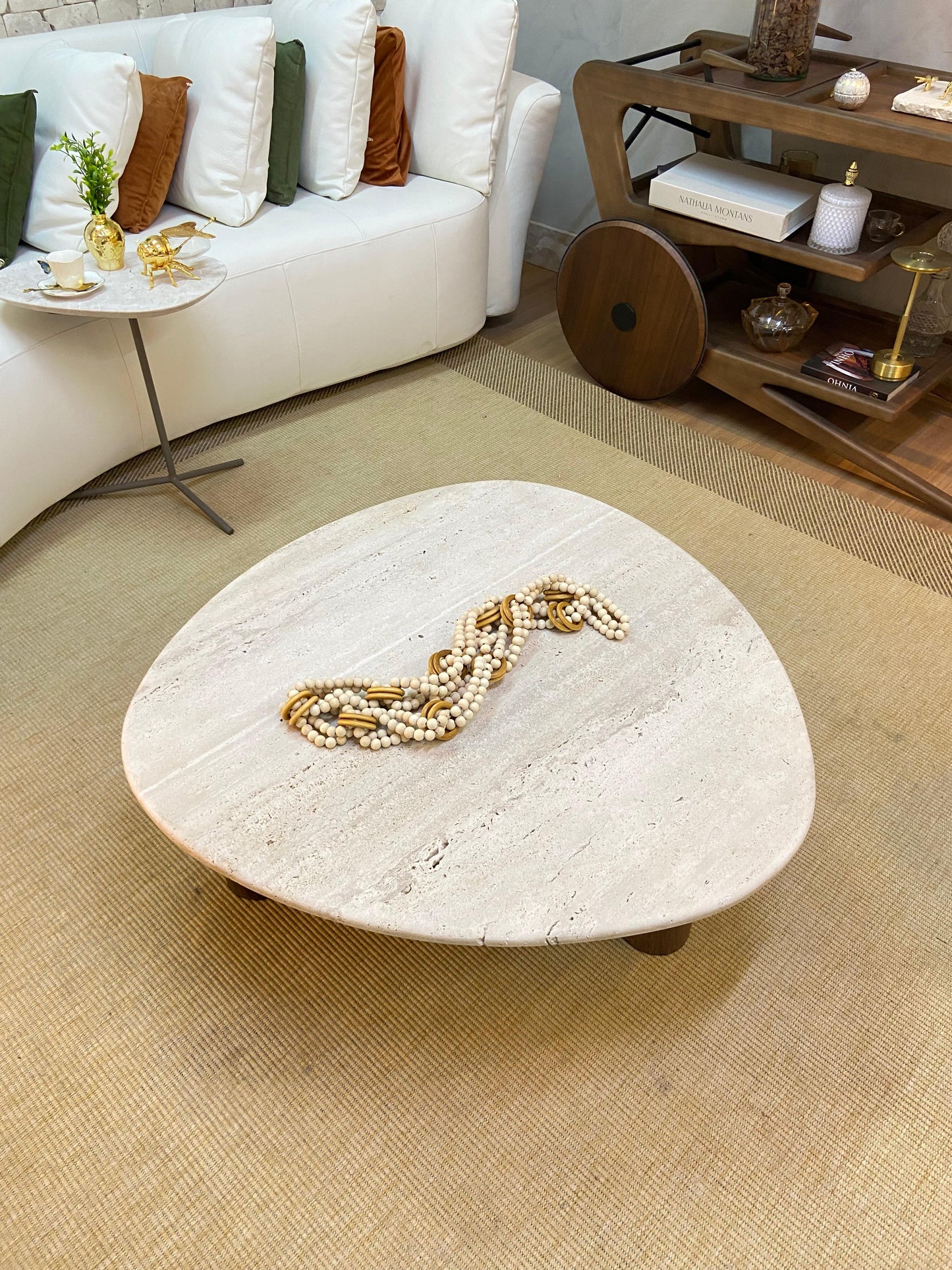 Mesa de Centro - Sangiovese Mármore Travertino Romano - Textura Natural - Base Cilindro Pequeno