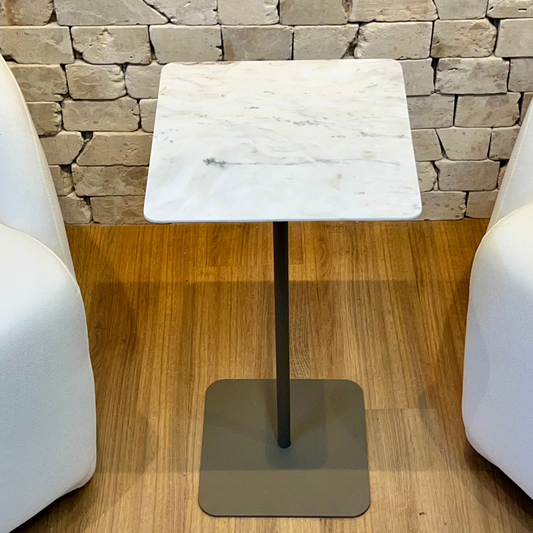 Mesa Quadratto - Mármore Calacatta - Base cor Fendi