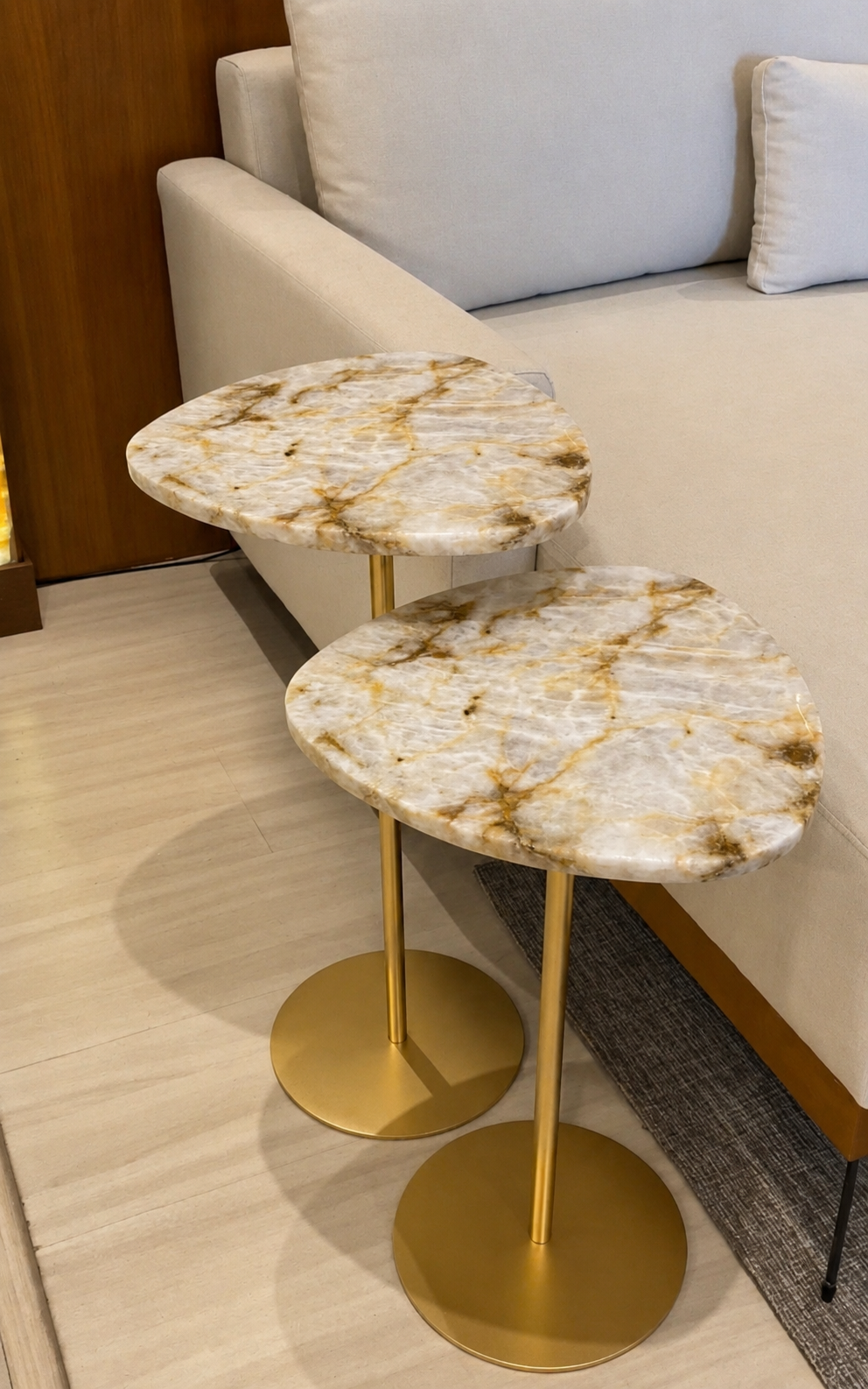 Dupla Essencialle- Mesa de Apoio -  Quartzito Cristallo Gold - 2 Mesas 55 e 60 Cm | Base cor Dourada