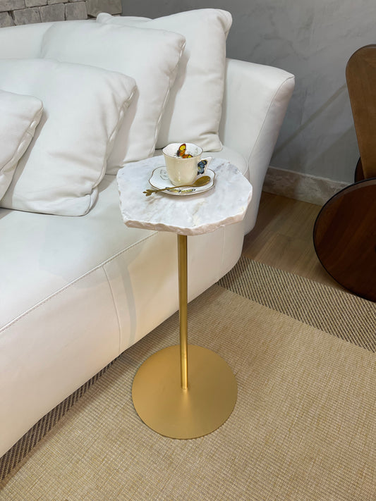 Mesa Lateral Zera Pétit - Mármore Calacatta (Polido)  - Orgânica - Base cor Ouro