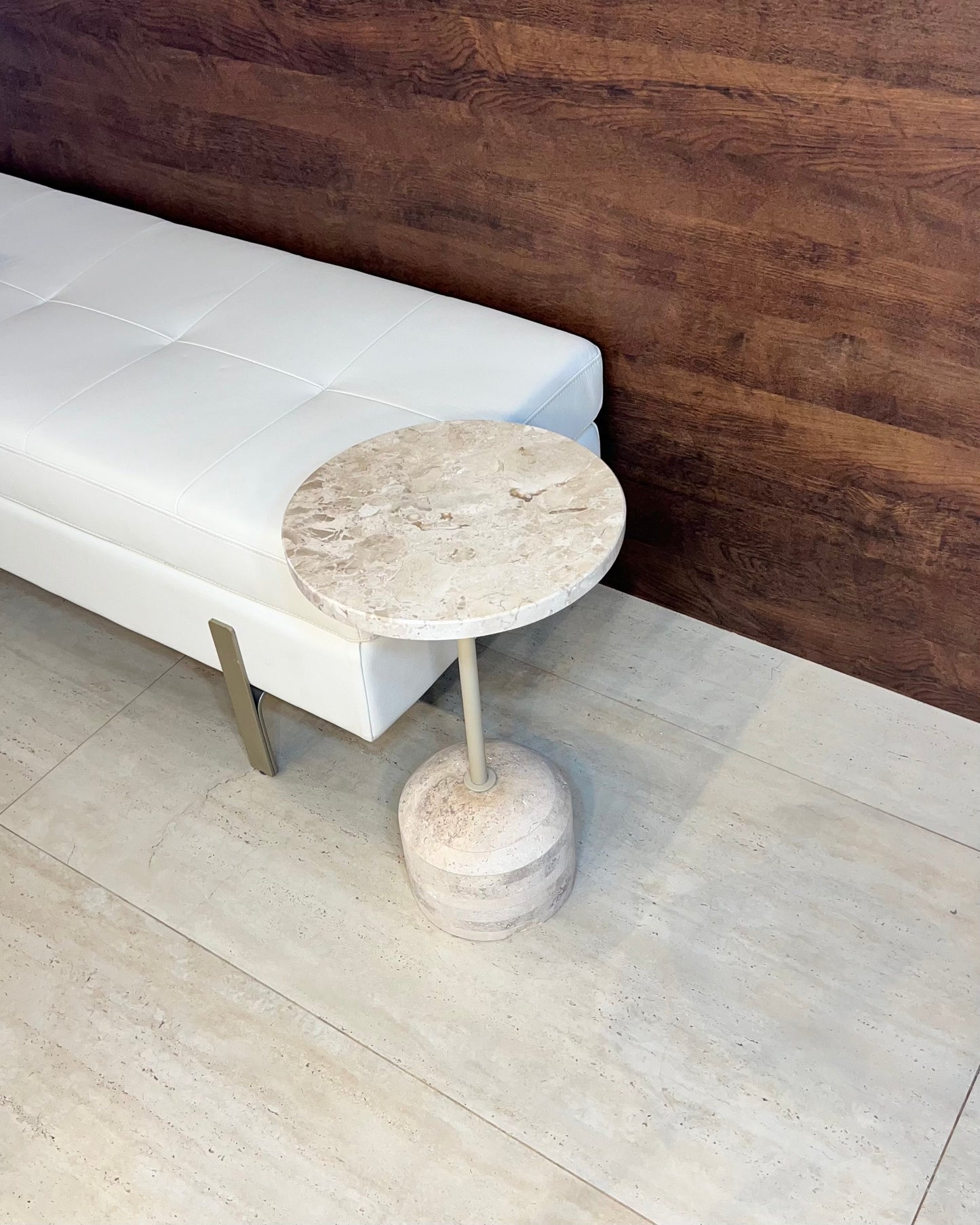 Mesa Lateral Bloco - Base Mármore Travertino Nacional - Base acabamento Redondo