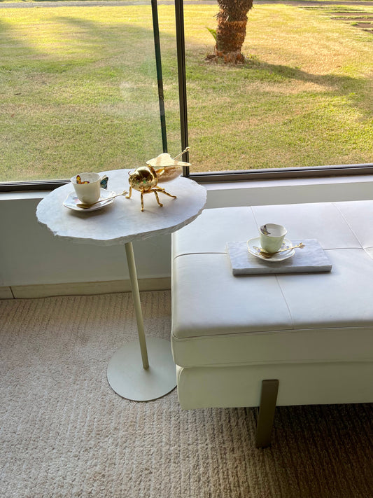 Mesa de Apoio em Mármore Calacatta Orgânica + Ganhe uma Bandeja de Mármore Calacatta ou Porta Flor